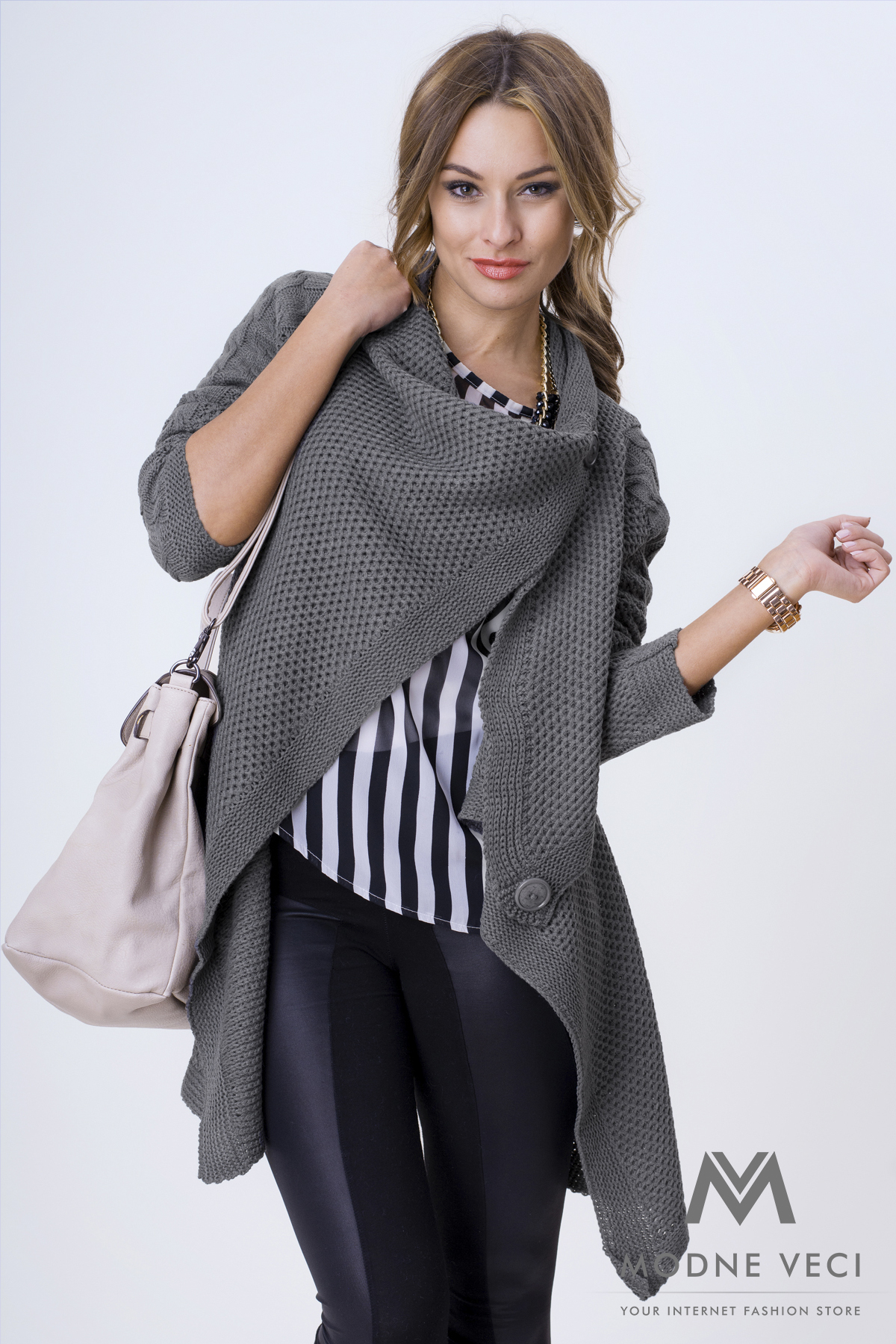 damski sweter, kardigan, pulower, sweterek, poncho, sweter, odzież, odzież damska, swetry damskie, damskie swetry, swetry na drutach, damski kardigan, pulovery damskie, pulovery, długie swetry, długi sweter, swetry dziane, swetry na drutach damskie, kardigan damski, eleganckie damskie pulovery, damskie swetry zapinane, pulower damski, swetry i kardigan, oversize pulovery, oversize sweter, nowoczesne swetry, sweter na zamek, kardigan damski, kardigan online, dziane kardigan, długie dziane swetry, dla kobiety, jako prezent, sweter na zimę, sweter na Boże Narodzenie, sweter na guziki, sweter na koszulę, sweter dla ciężarnych, sweter dla puszystych, kolor, długi, ocieplony, ciepły, grzejący, przedłużony sweter Piękny damski kardigan DIMA - grafitowy