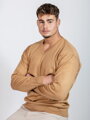 Pánsky elegantný N20 camel sveter s výstrihom do V