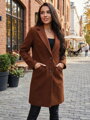 Stílusos női kabát gombokkal díszítve