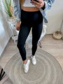 Gyönyörű alakformáló leggings fekete színben