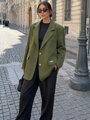 Dámsky kabát oversize khaki so zlatými gombíkmi a brošňou