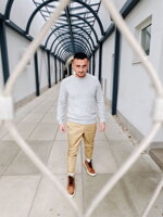 Pánsky trendy sveter v sivej farbe