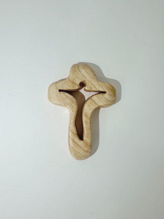 Fa kereszt egy 7,5x5 cm-es natúr kőrisfa
