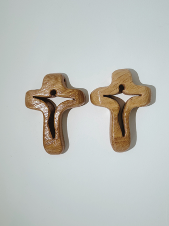 Tölgyfából készült kereszt zsinórral 7,5x5 cm-es natúr lakkozott 