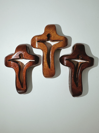 Tölgyfa kereszt zsinórral 7,5x5 cm mahagóni árnyalatú 