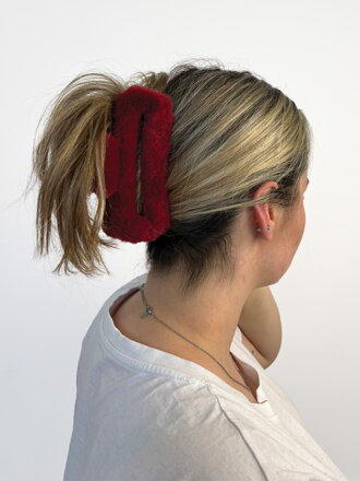 Červený huňatý štipec do vlasov