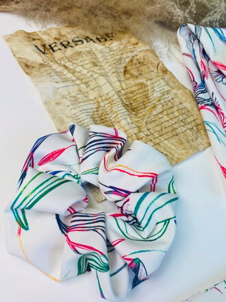 Scrunchie VSB mintás hajgumi fehér alapon