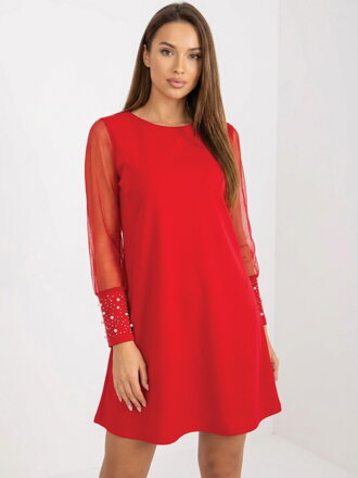 Trendi piros női ruha gyöngyökkel az ujjakon