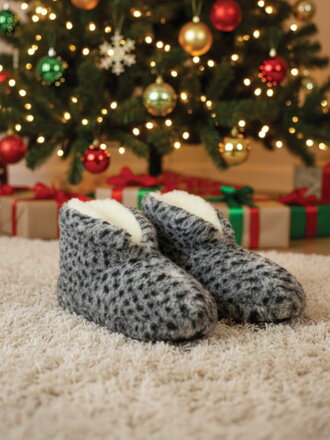 Csodálatos juh gyapjú papucs:)) meleg:))  94 pöttyös mintával