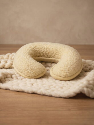 Patkó alakzatú gyapjú párna