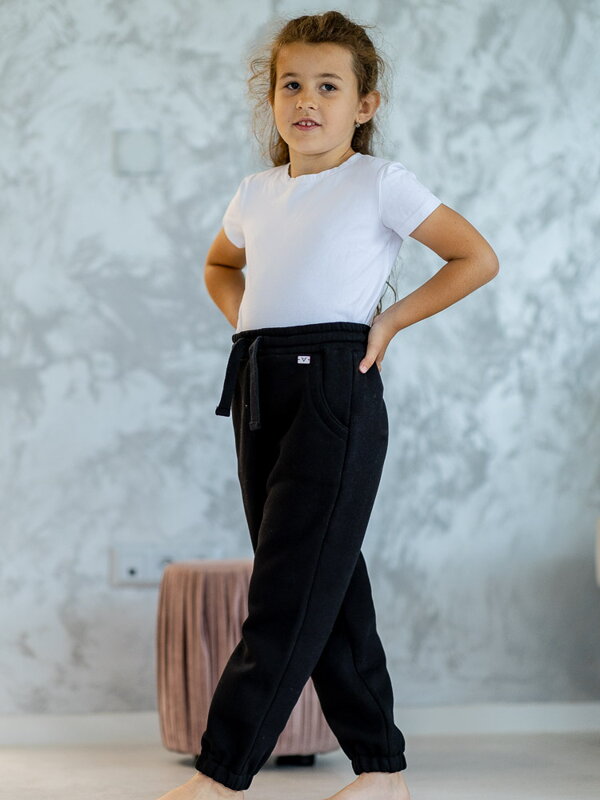 Lány melegítőnadrág VSB23 VELÚR fekete színben Lány melegítőnadrág VSB23 VELÚR fekete színben