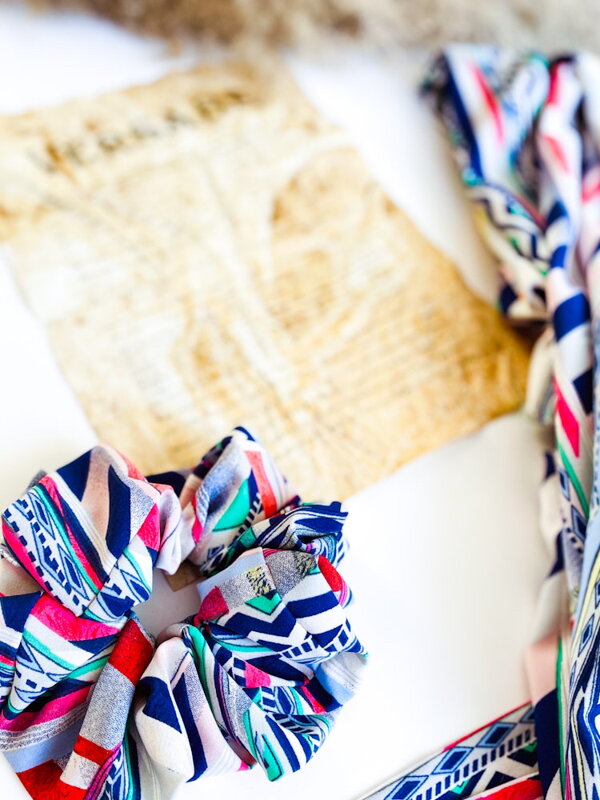 Hajgumi scrunchie VSB mintával Hajgumi scrunchie VSB mintával