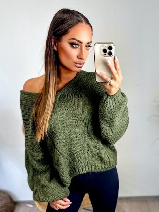 Divatos oversize női pulóver olíva színben Divatos oversize női pulóver olíva színben