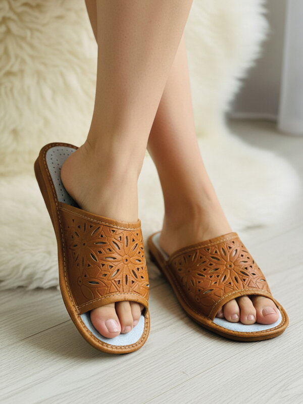 Nyitott orrú női papucs barna model 102 virágmintával