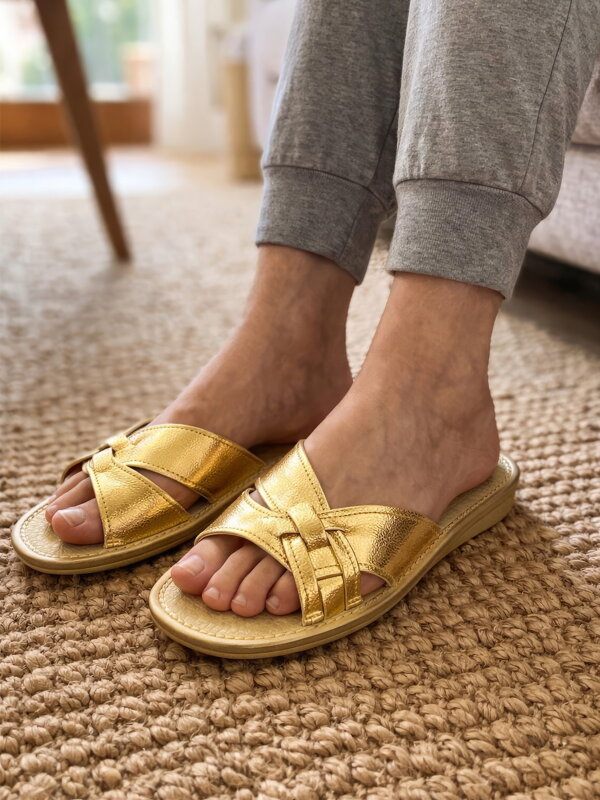 Női bőr papucs 45 arany színben fonott mintával